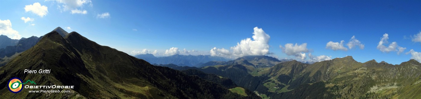 29 Vista dal Pizzo Rotondo verso la vallata del San Marco.jpg